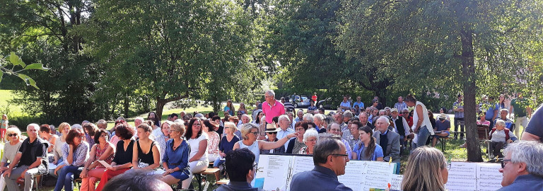 Gemeinde bei einem Gottesdienst im Grünen