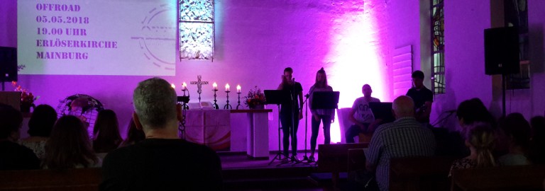 Kirche innen lila beleuchtet für einen Jugendgottesdienst