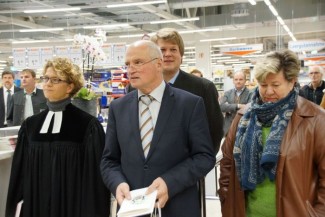 Einweihung eines örtlichen Einkaufszentrums, zusammen mit den drei Mainburger Bürgermeistern